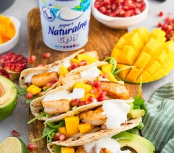 Tacos z krewetkami, awokado, mango, granatem i dipem jogurtowym